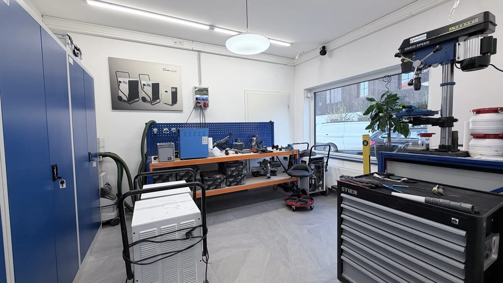Bautrockner richtig aufstellen und mit Ventilator kombinieren bautrockner werkstatt werkbank - Bautrockner richtig aufstellen und mit Ventilator kombinieren