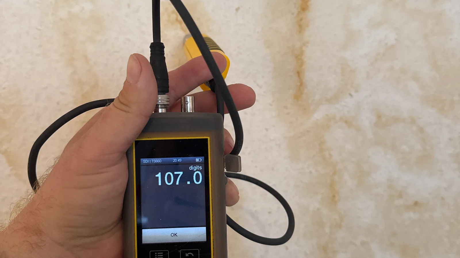 Nasse Wände nach Wasserschaden: Trocknung und Schimmelgefahr nasse waende wasserrand wand messung - Nasse Wände nach Wasserschaden: Trocknung und Schimmelgefahr