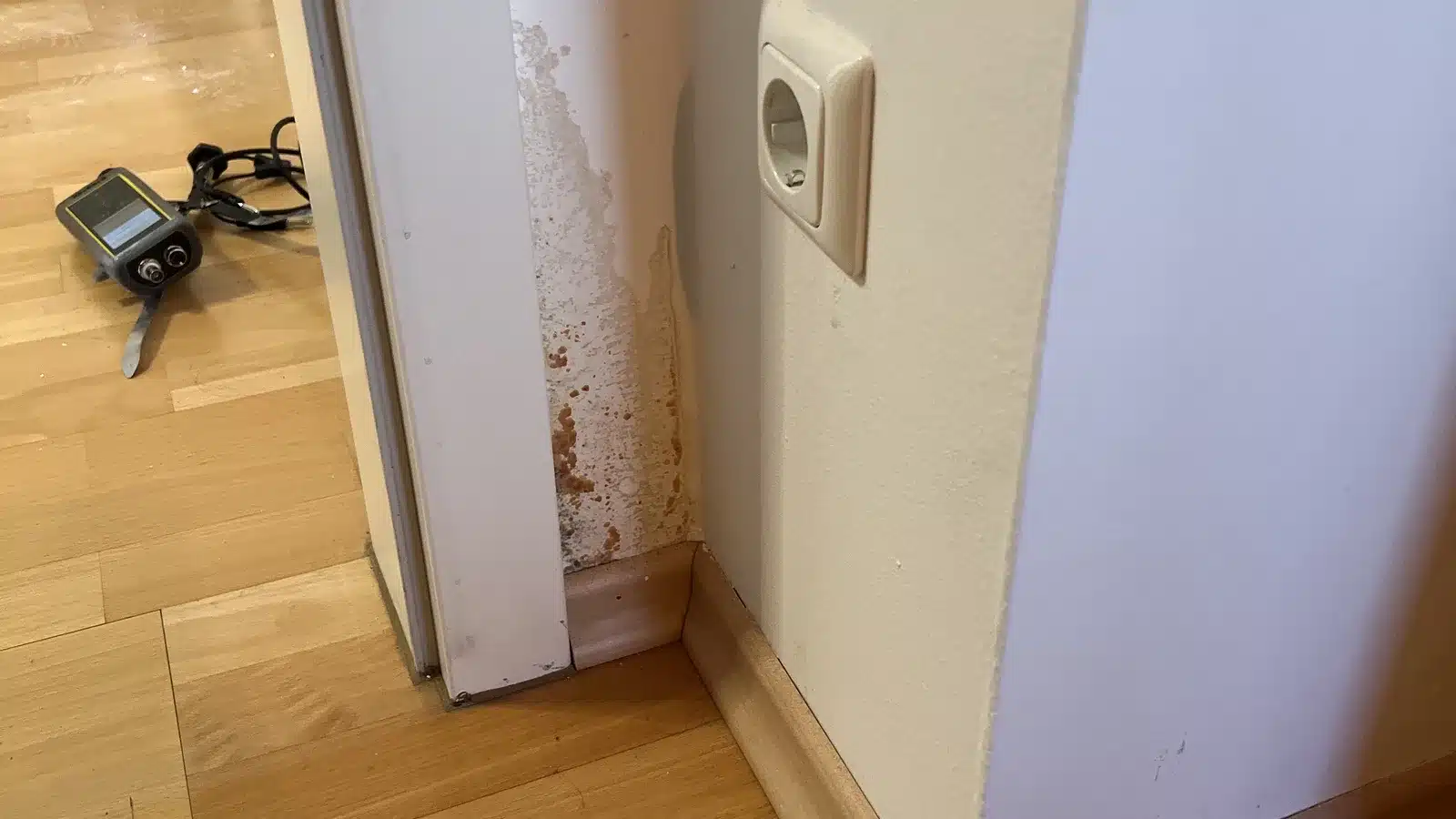 schimmel wohnung beseitigen tuerrahmen feuchte - Schimmel in der Wohnung entfernen &ndash; Schritt f&uuml;r Schritt