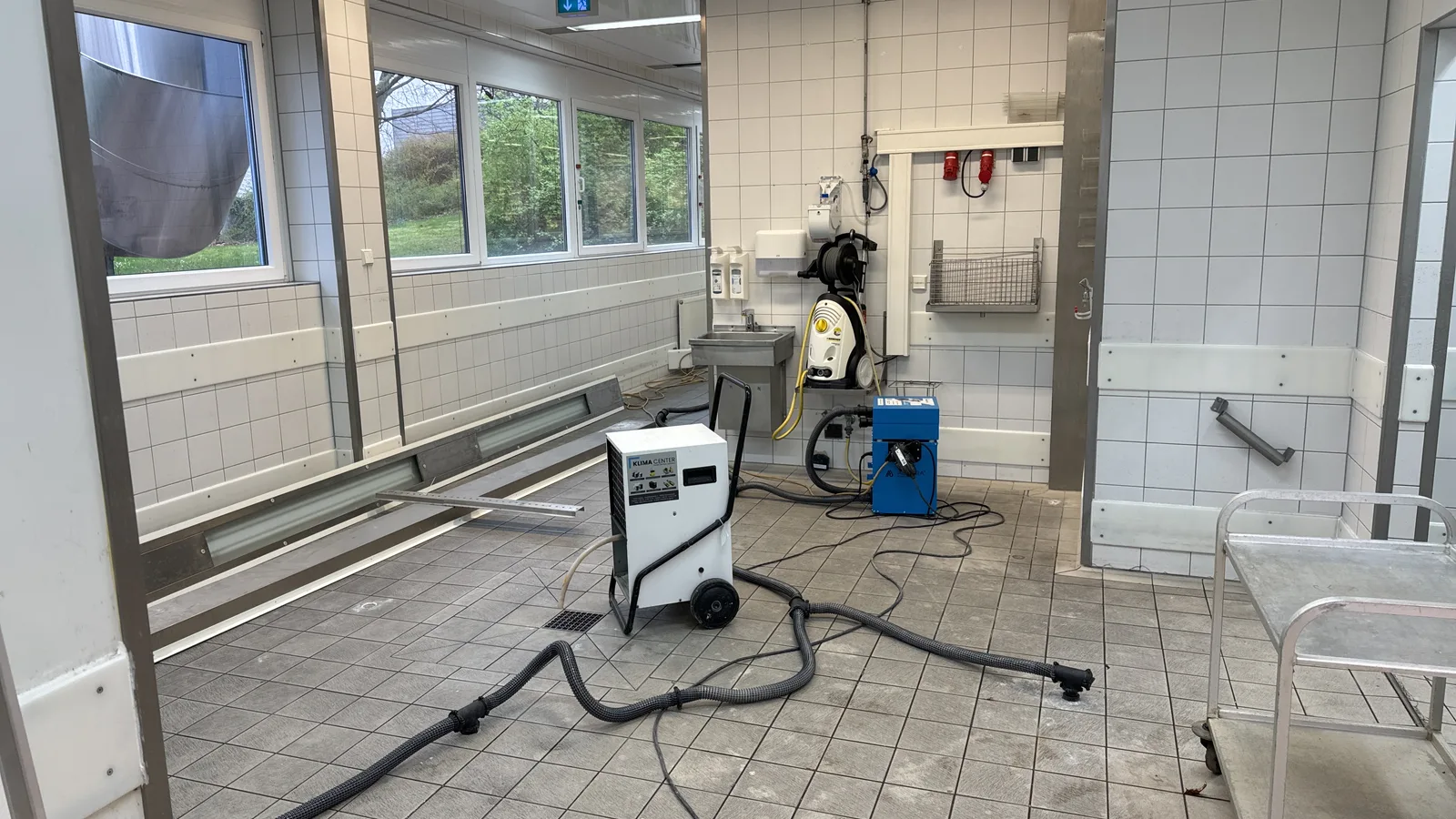 wasserschaden bad nassraum trocknung - Wasserschaden im Bad und in der Dusche