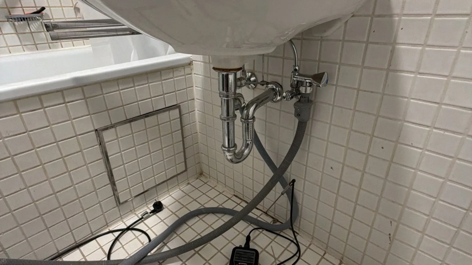 wasserschaden bad waschbecken trocknung - Wasserschaden im Bad und in der Dusche