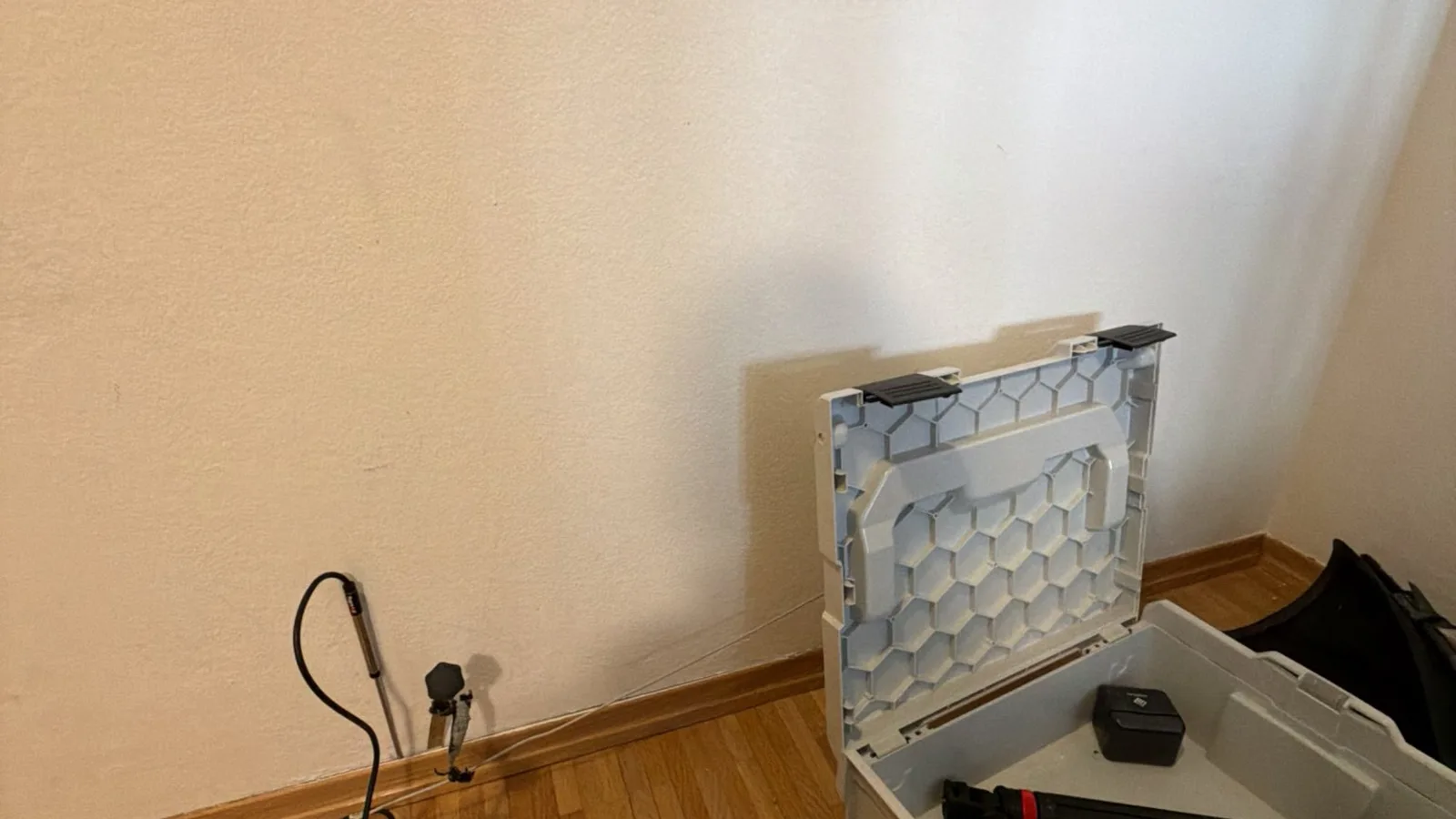 wasserschaden parkett holzboden messung - Wasserschaden bei Parkett, Laminat und Holzboden